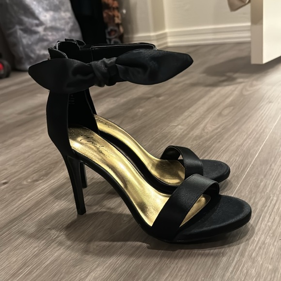 Thalia Sodi Bow Heels - Picture 2 of 11